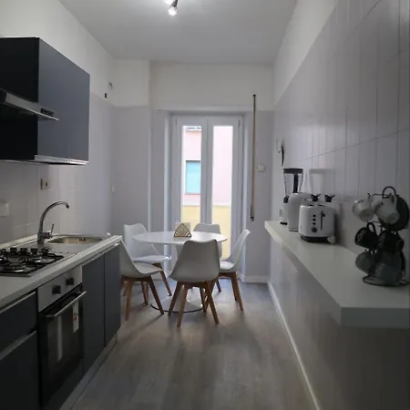 Sara's - Modern Near Metro, Perfect For Families And Groups In Apartmán Řím