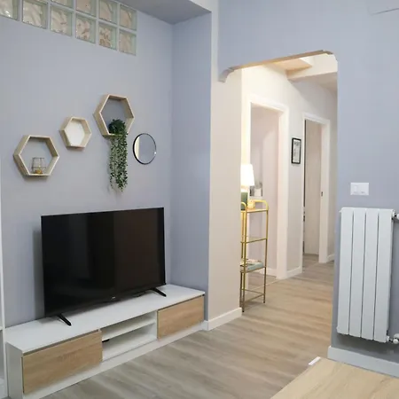 Sara's - Modern Near Metro, Perfect For Families And Groups In Apartmán *
